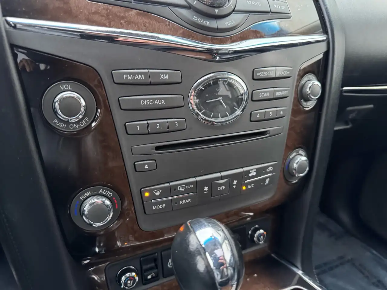 Infiniti QX80 снимка Infiniti QX80