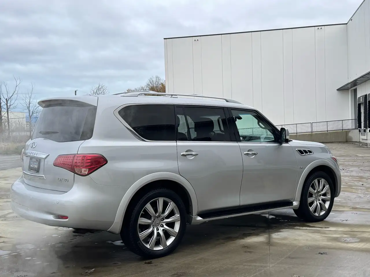 Infiniti QX80 снимка Infiniti QX80
