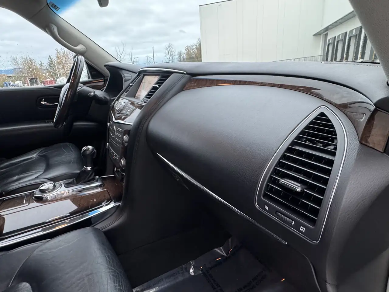 Infiniti QX80 снимка Infiniti QX80