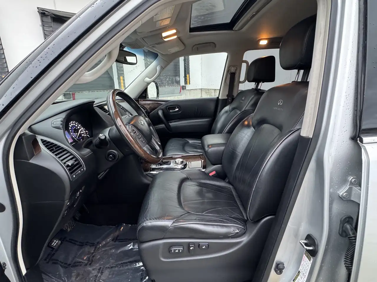 Infiniti QX80 снимка Infiniti QX80