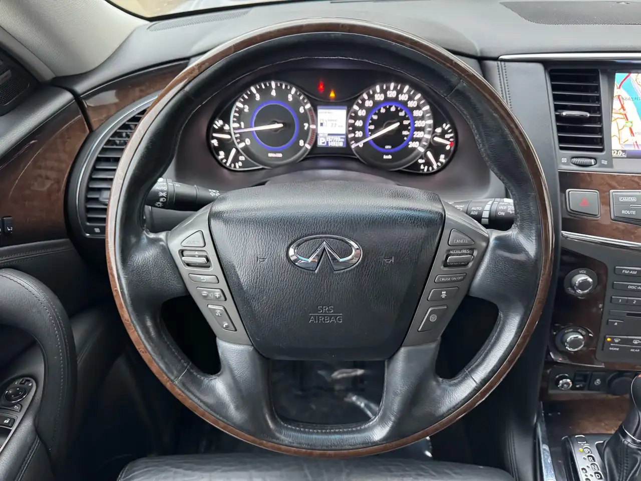 Infiniti QX80 снимка Infiniti QX80