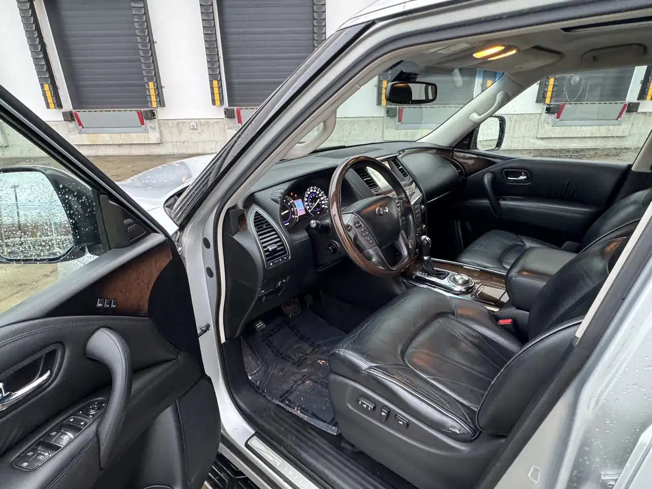 Infiniti QX80 снимка Infiniti QX80