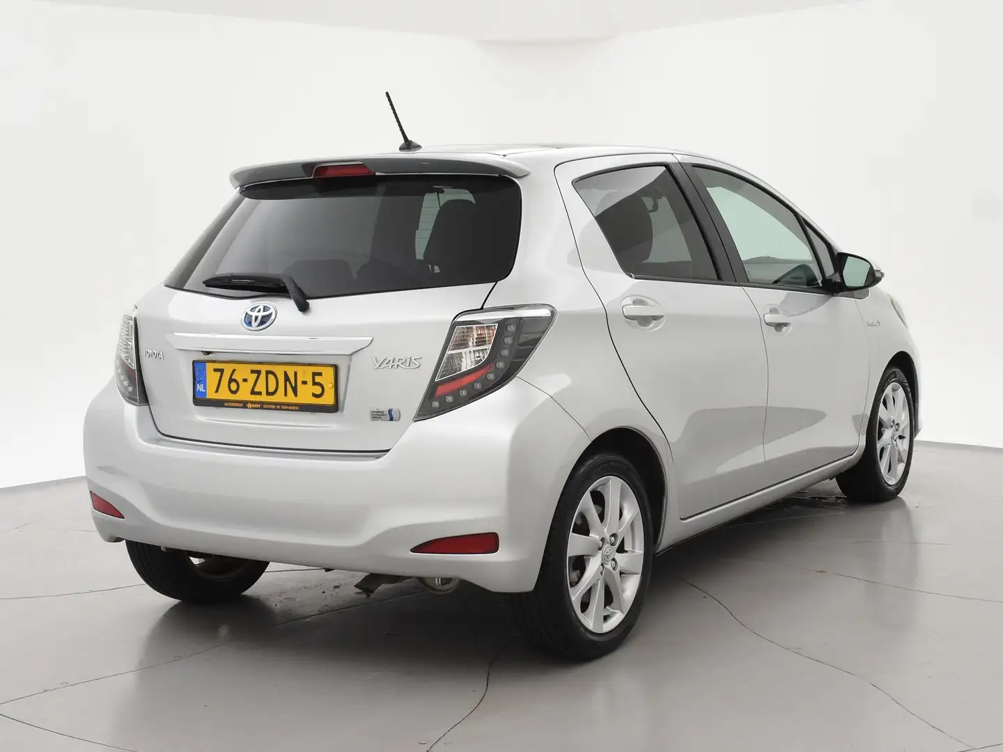 Toyota Yaris 1.5 HYBRID AUT. DYNAMIC + PANORAMADAK | NAVIGATIE Gris - 2