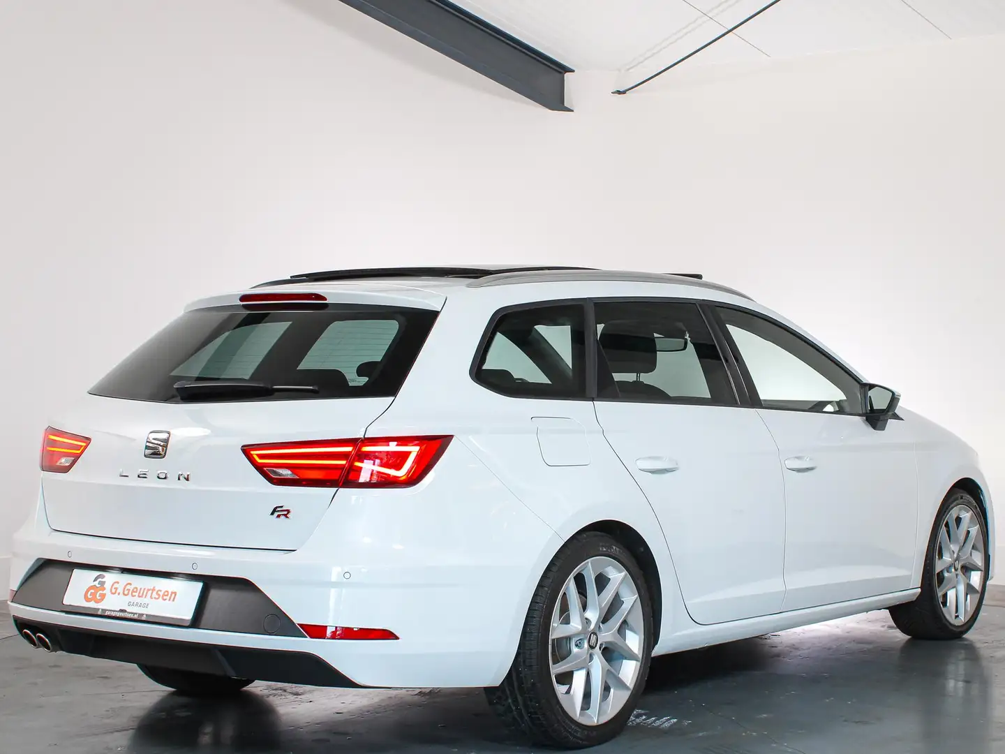 SEAT Leon 2.0 TSI FR, 190PK, Panoramadak, Virtual Cockpit, K Wit - 2