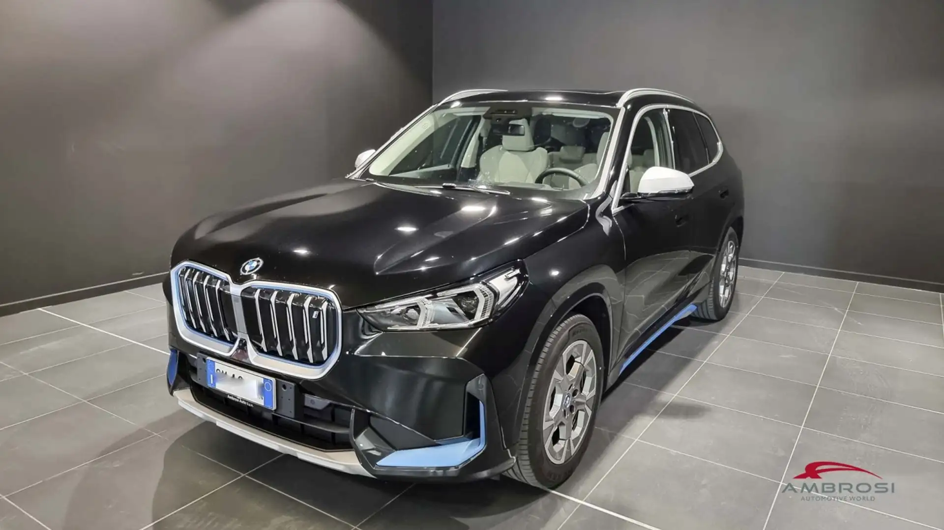 BMW iX1 xDrive30 xLine Comfort Travel package Zwart - 1