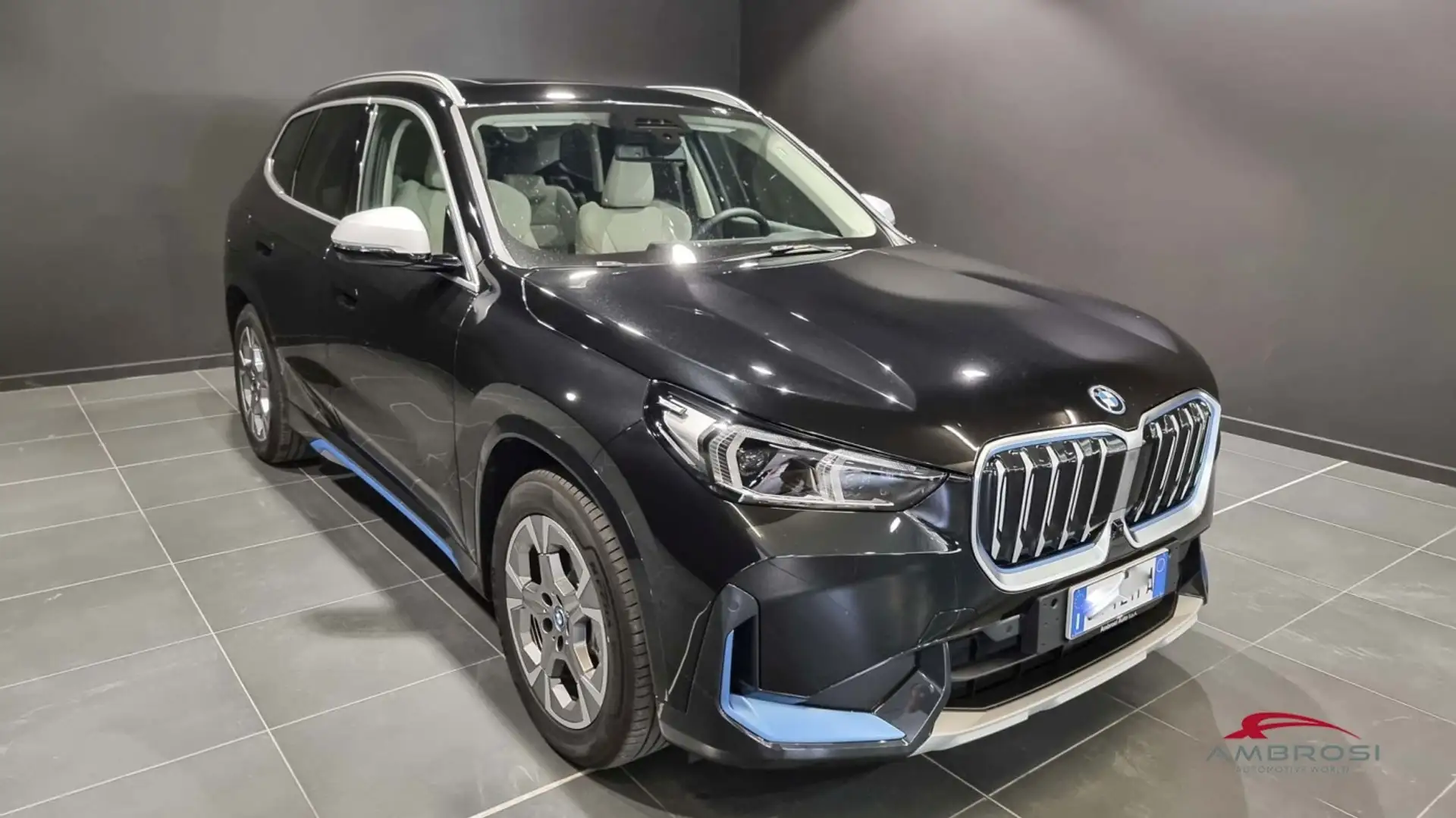 BMW iX1 xDrive30 xLine Comfort Travel package Czarny - 2