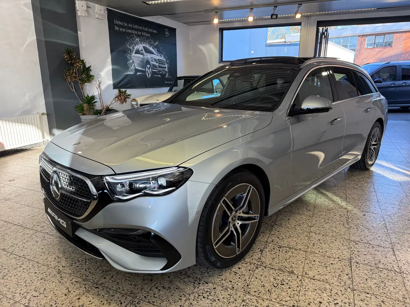 Mercedes-Benz E 300 T e AMG Line AUT/NAV/LED/PSD/AHK/DISTR/MEMORY/SPUR Silber - 2