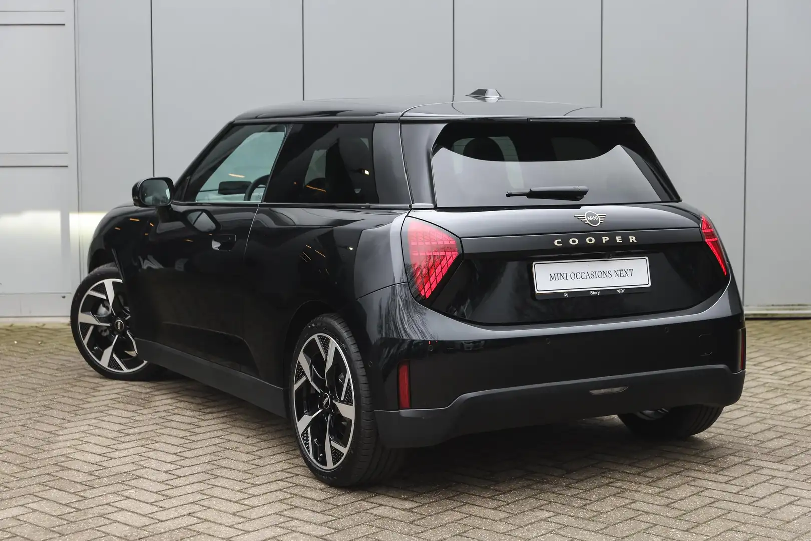 MINI Cooper E Hatchback / Favoured Trim / Pakket L / 18 inch Sli Negro - 2