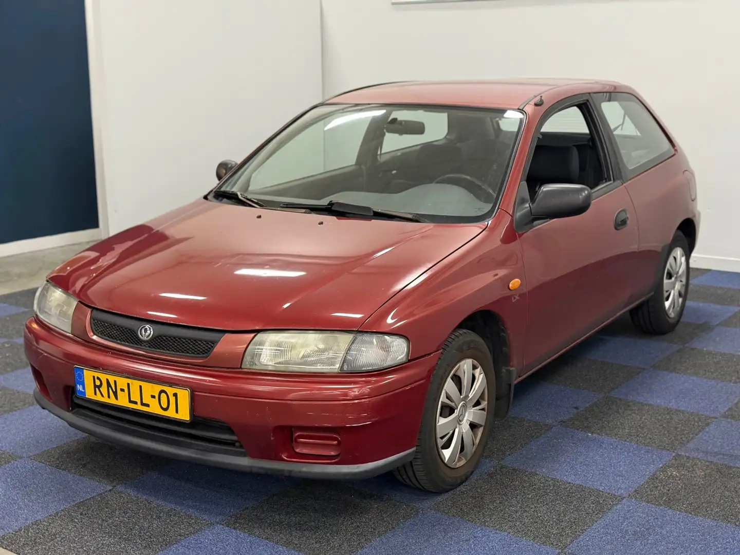 Mazda 323 1.5i P LX / RIJDT SCHAKELT GOED / INRUIL VERKREGEN Rojo - 2
