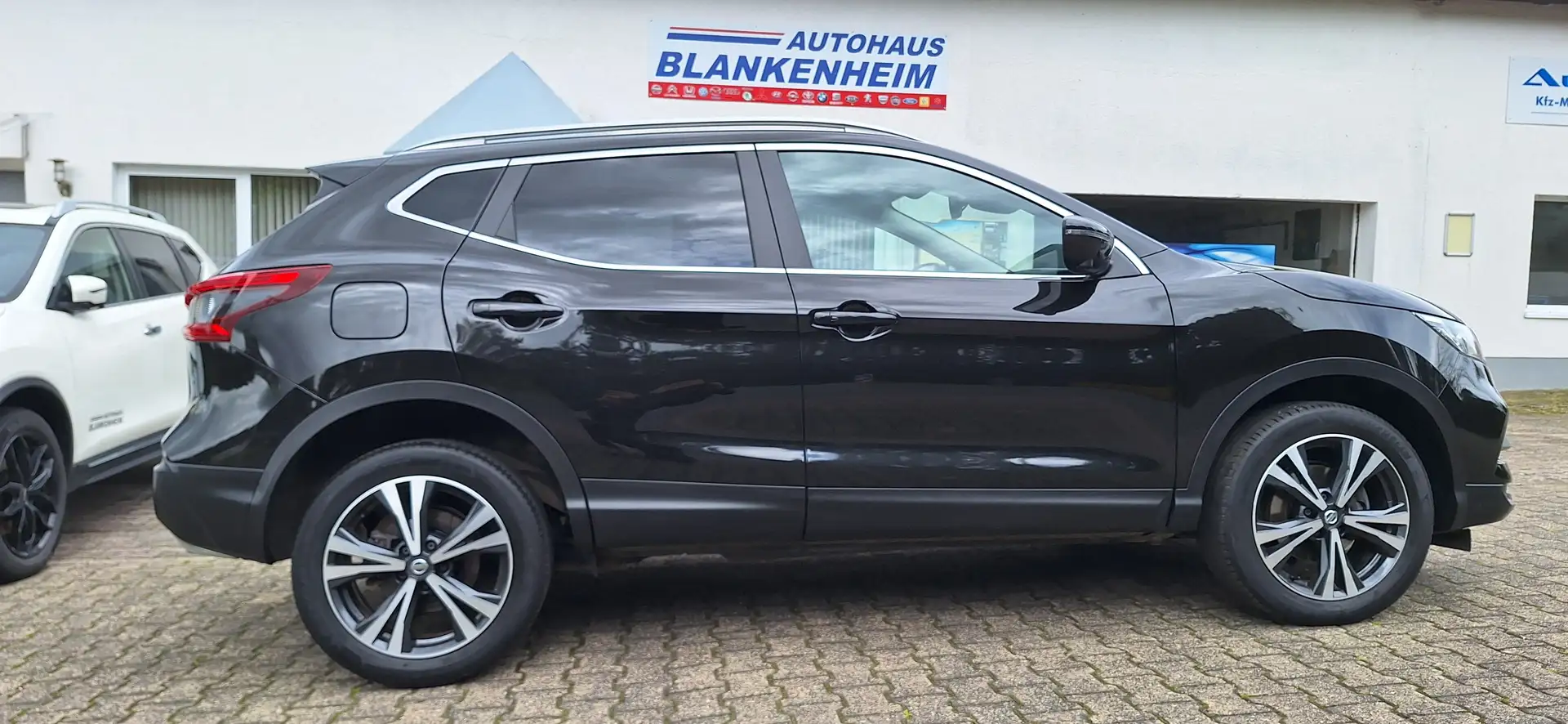 Nissan Qashqai 1.3 N-Connecta/159 PS/AHK/Navi/Sitzh/Panora Schwarz - 1