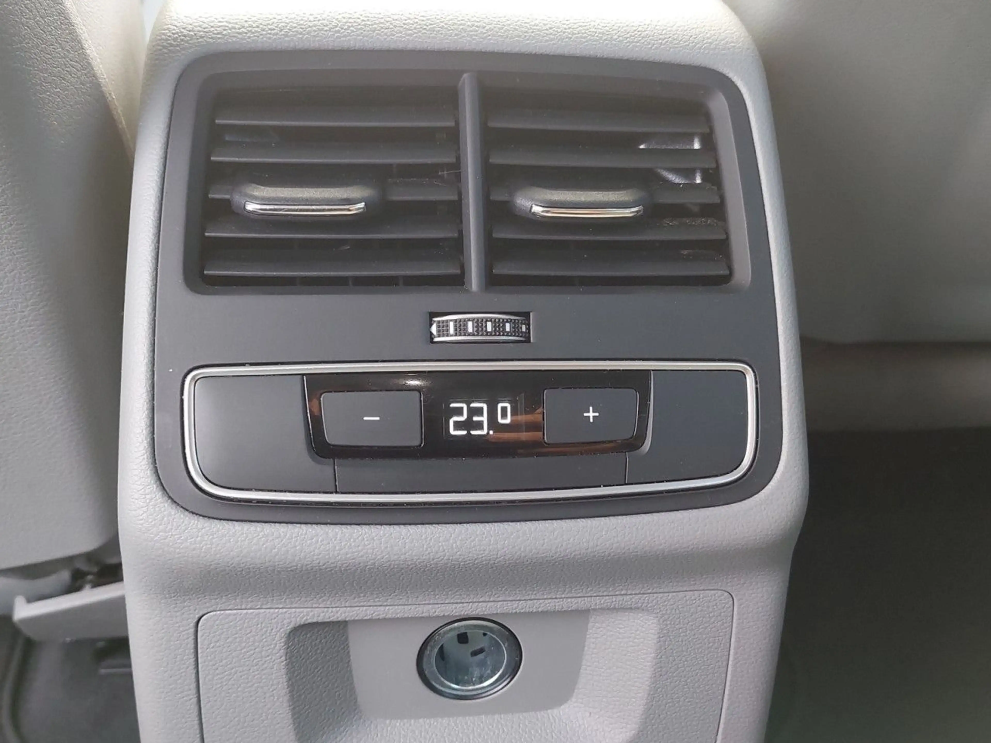 Audi A4 AVANT 35 TFSI STRONIC MMINAVI SPORTSITZE LED — photo 13