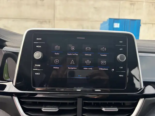 Volkswagen T-Roc view 11