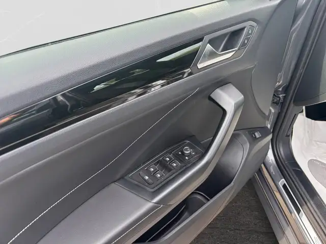 Volkswagen T-Roc view 9