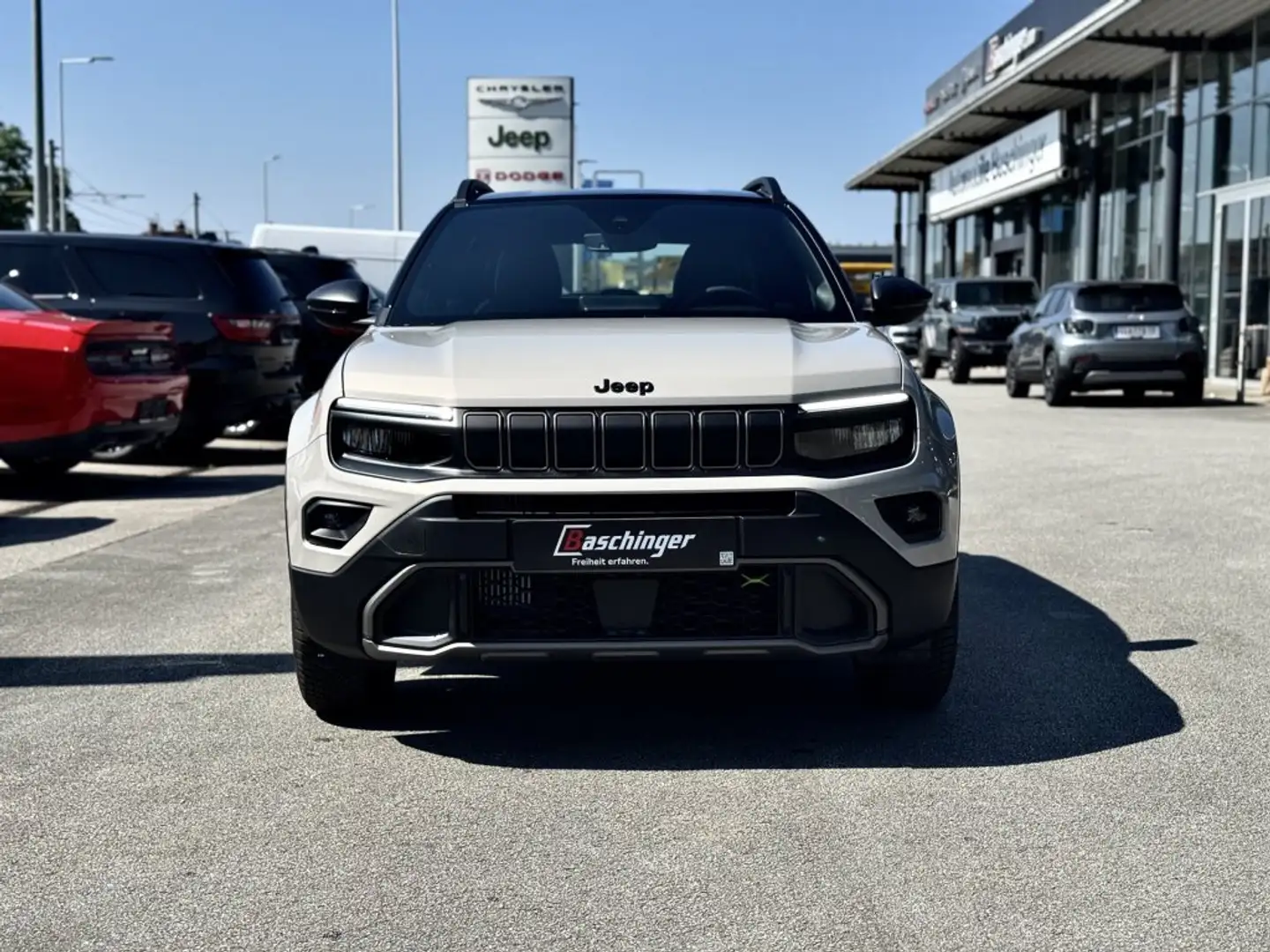 Jeep Avenger 1.2 e-Hybrid 4xe Upland AUT Grau - 2