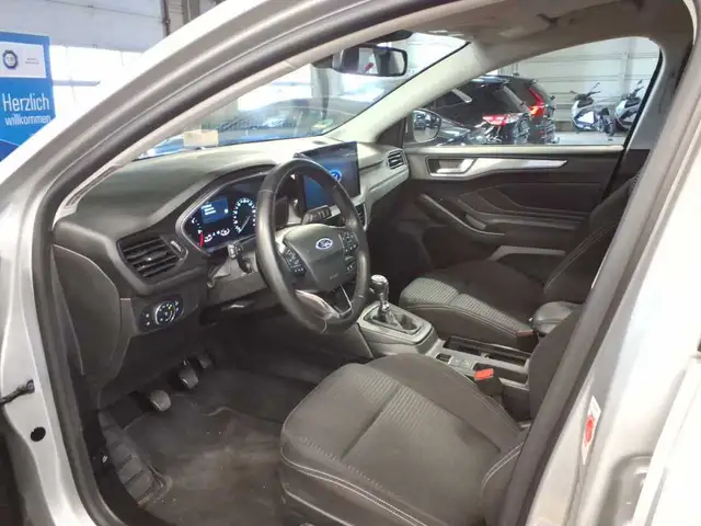Ford Focus view 8