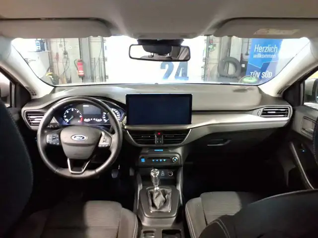 Ford Focus view 9