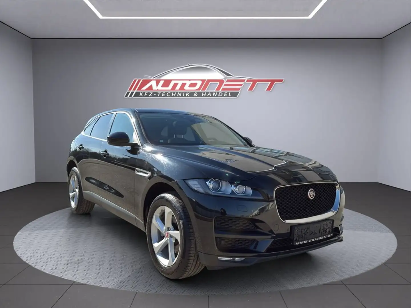 Jaguar F-Pace Pure Schwarz - 1