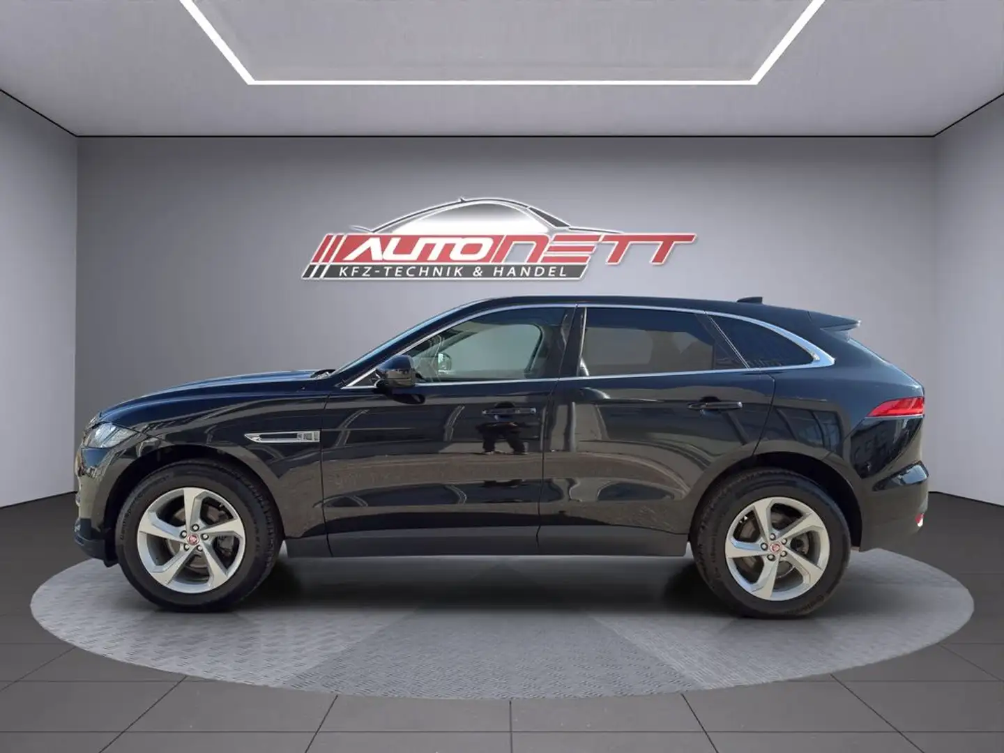 Jaguar F-Pace Pure Schwarz - 2