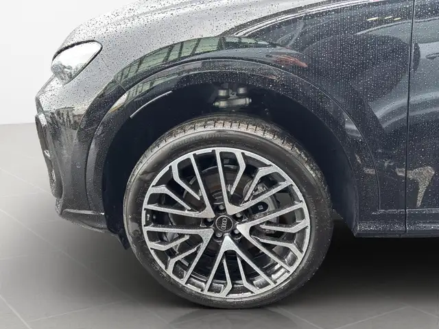 Audi Q5 view 8