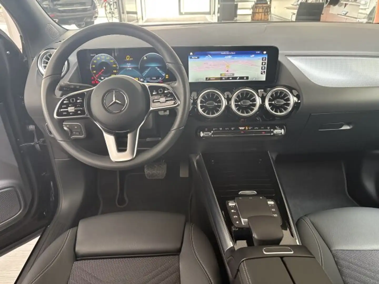 Mercedes-Benz EQA 250 EQA 250+ Progressive AHK Distronic Fahrassistenz Zwart - 2