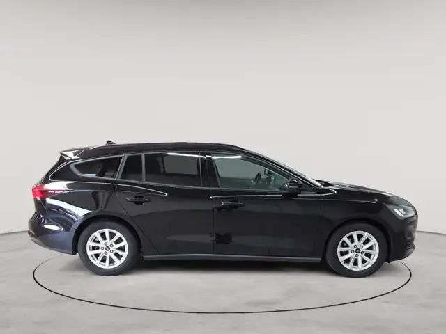 Ford Focus view 3