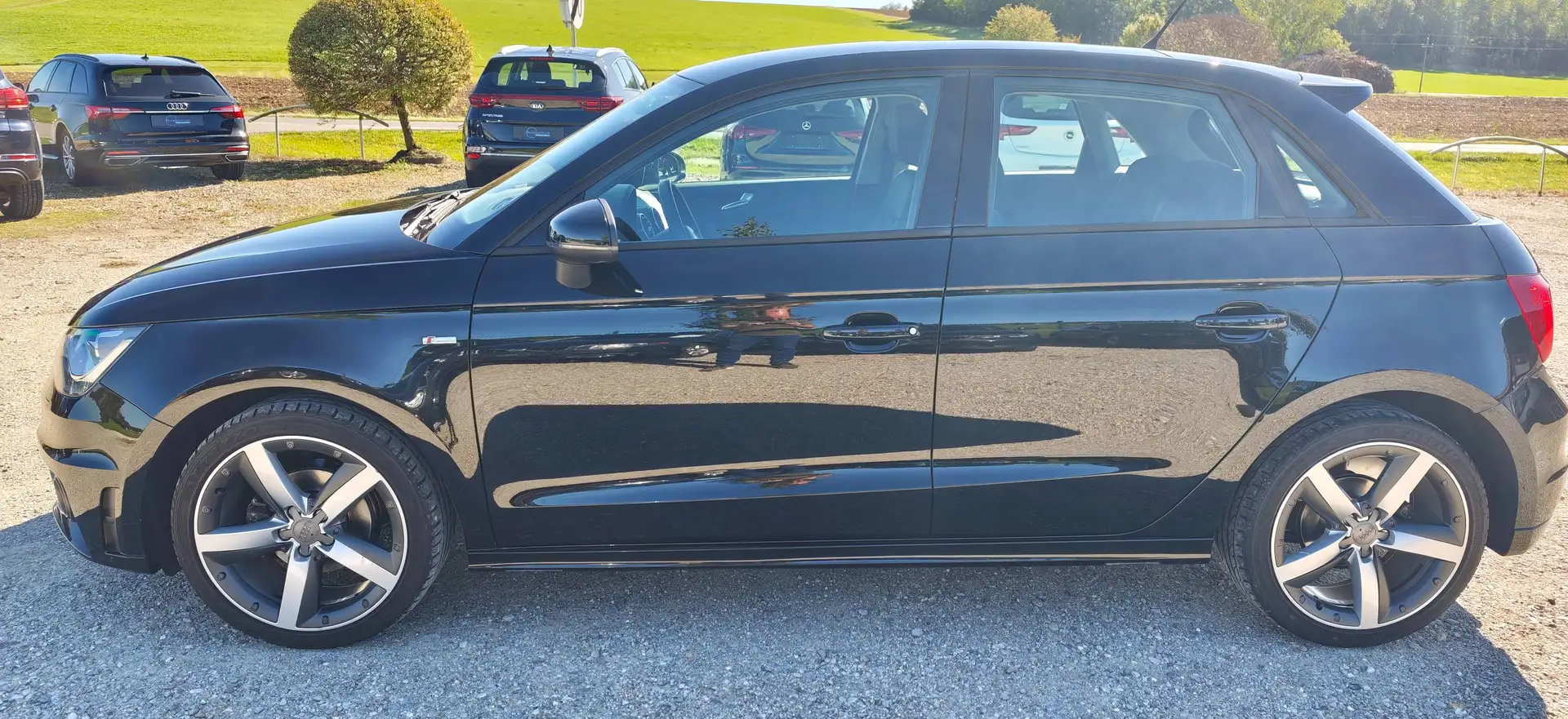 Audi A1 admired*S-LINE*SERVICE/PICKERL NEU*XENON*SITZHEIZUNG*TEMPOMAT Schwarz - 2