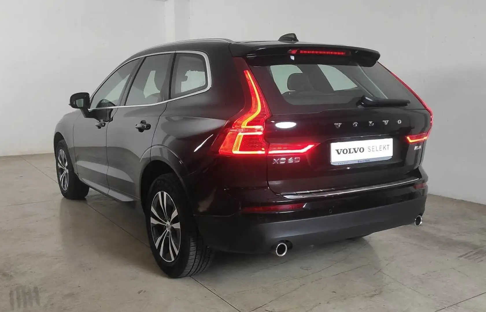 Volvo XC60 II Momentum Advanced, B4 AWD mildhybrid Noir - 2