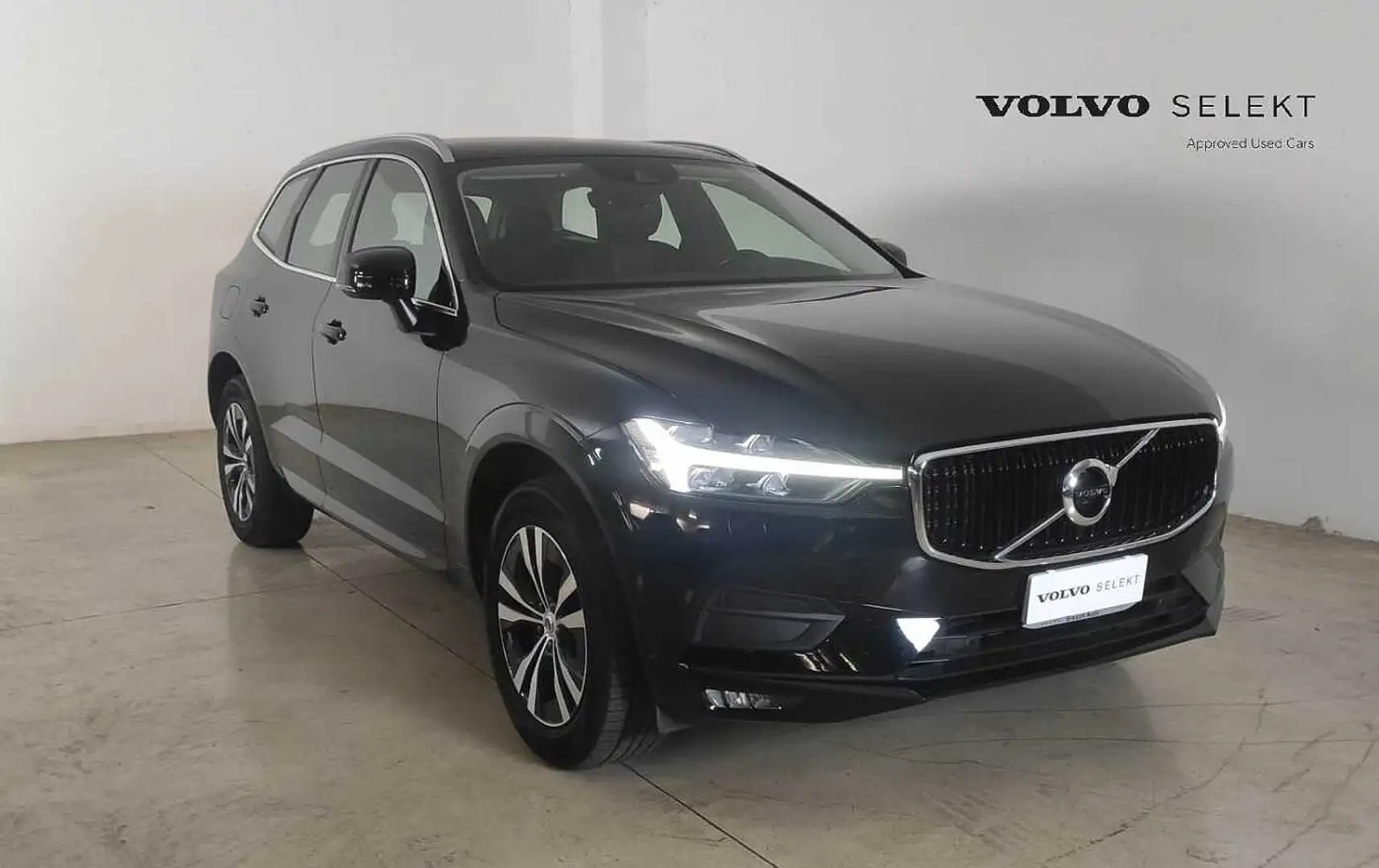 Volvo XC60 II Momentum Advanced, B4 AWD mildhybrid Noir - 1