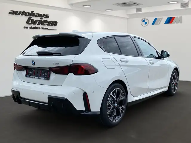 BMW 1 Series view 3