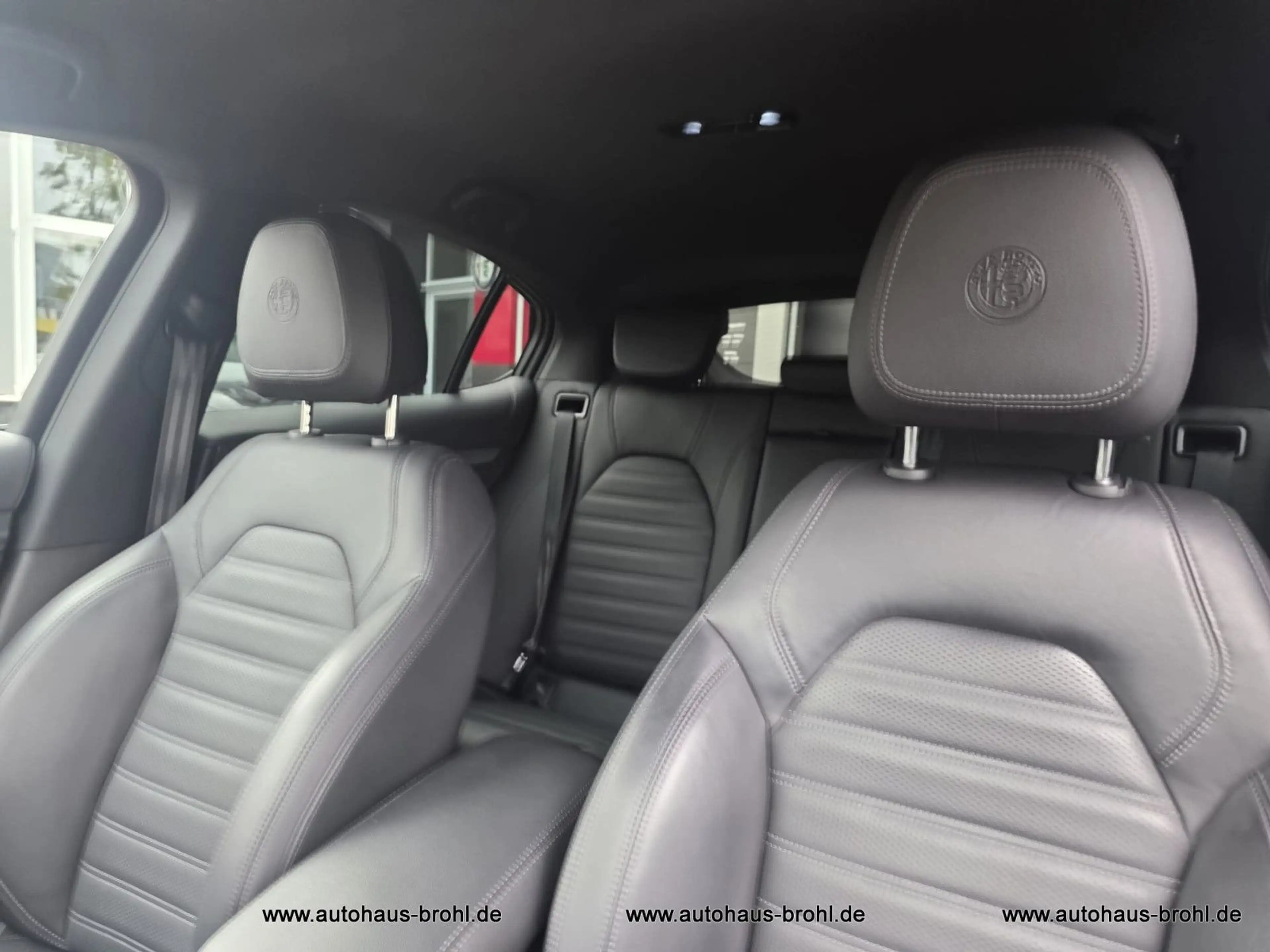 Alfa Romeo Stelvio Veloce Q4 280 PS — photo 11