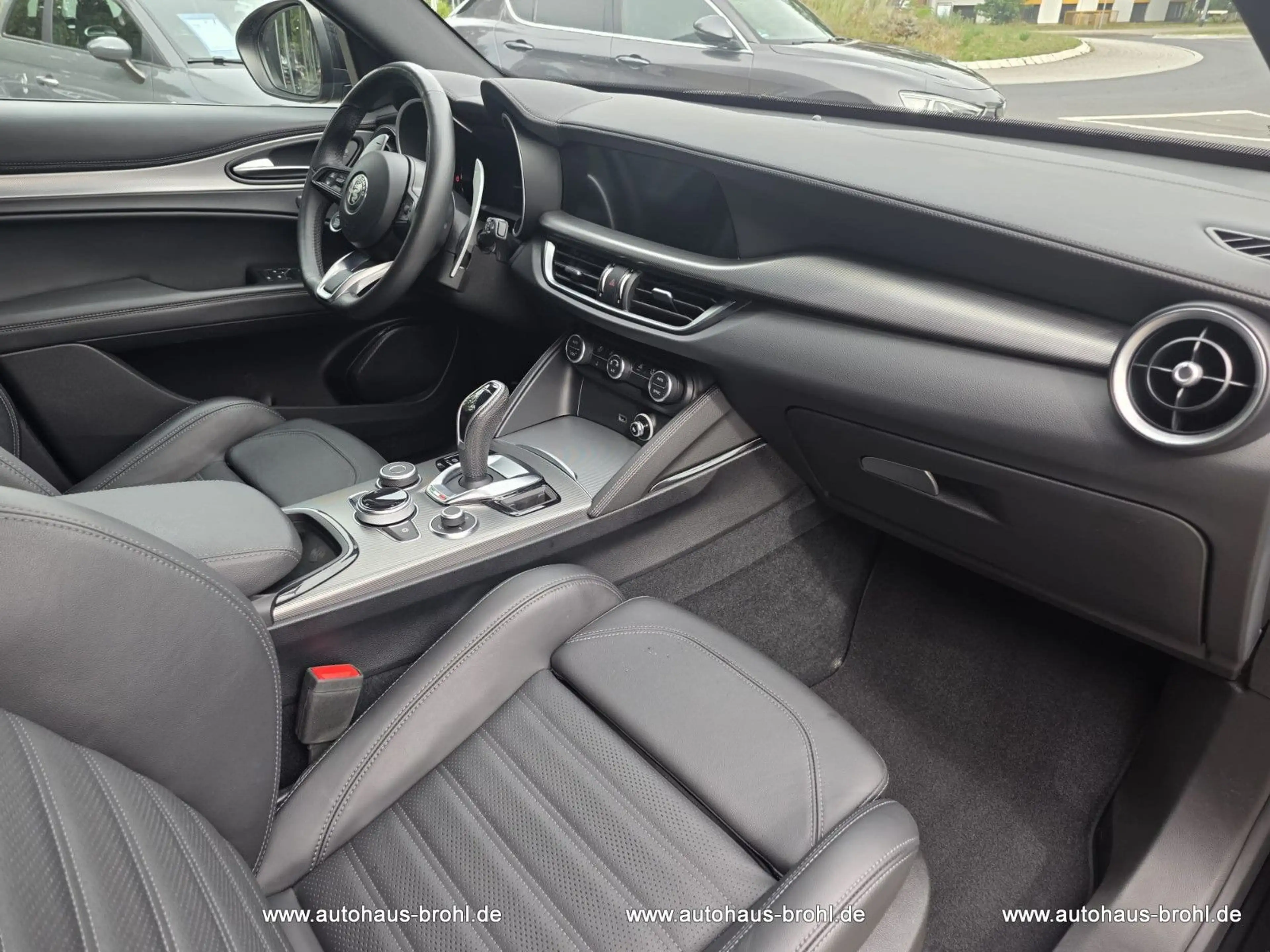 Alfa Romeo Stelvio Veloce Q4 280 PS — photo 10