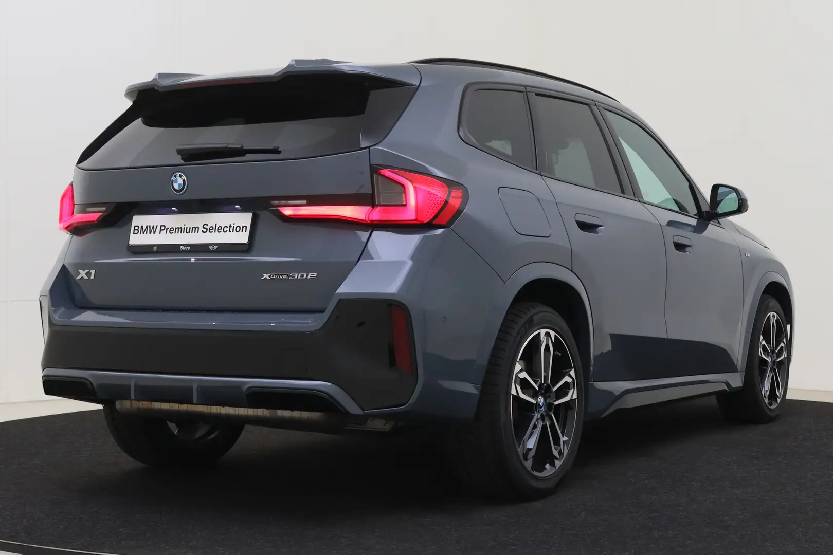 BMW X1 xDrive30e M Sport Automaat / Sportstoelen / Parkin Grigio - 2