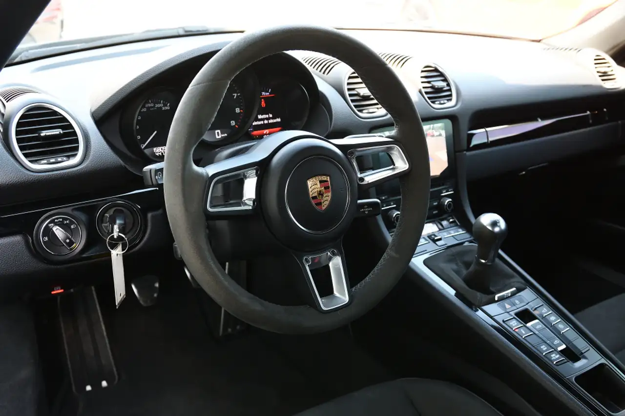 Porsche 718 Spyder снимка Porsche 718 Spyder