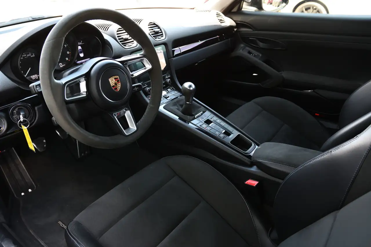 Porsche 718 Spyder снимка Porsche 718 Spyder