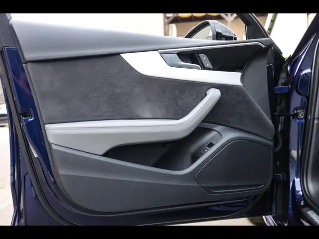 Audi S4 Avant view 9