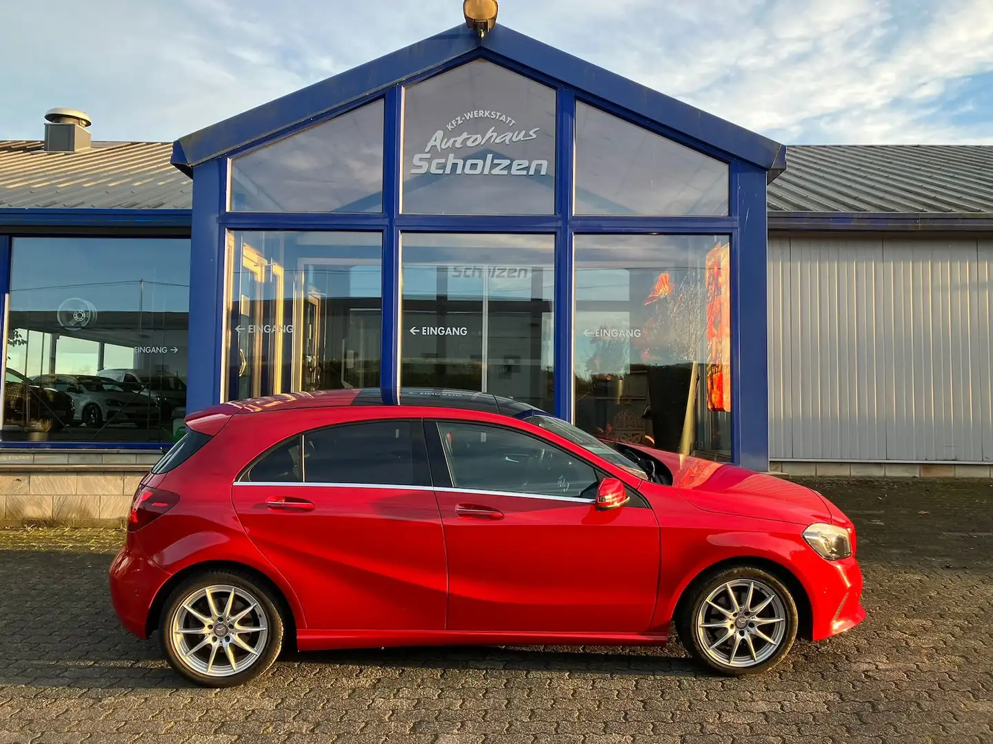 Mercedes-Benz A 220 4Matic Panorama Navi Rojo - 2