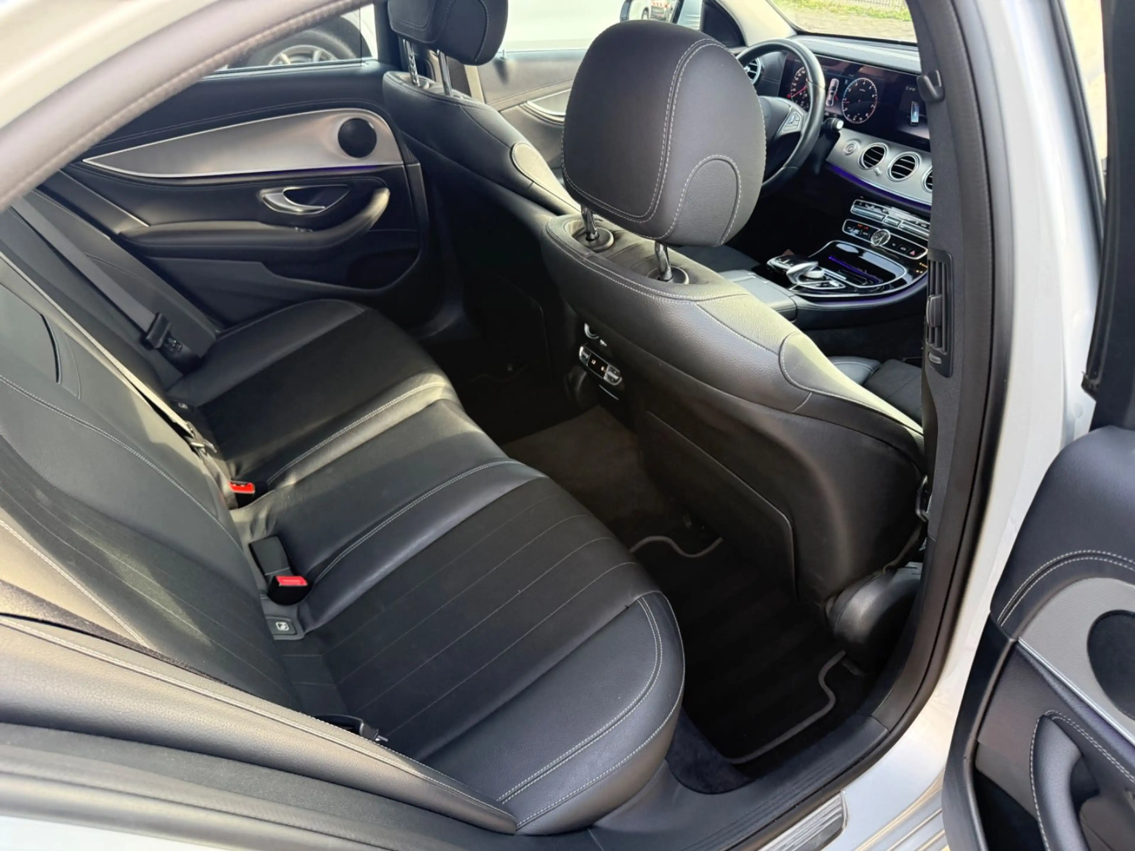 Mercedes-Benz E 200 d/AMG-Line/ACC/Ambiente/360°/KeyLess/LED — photo 19