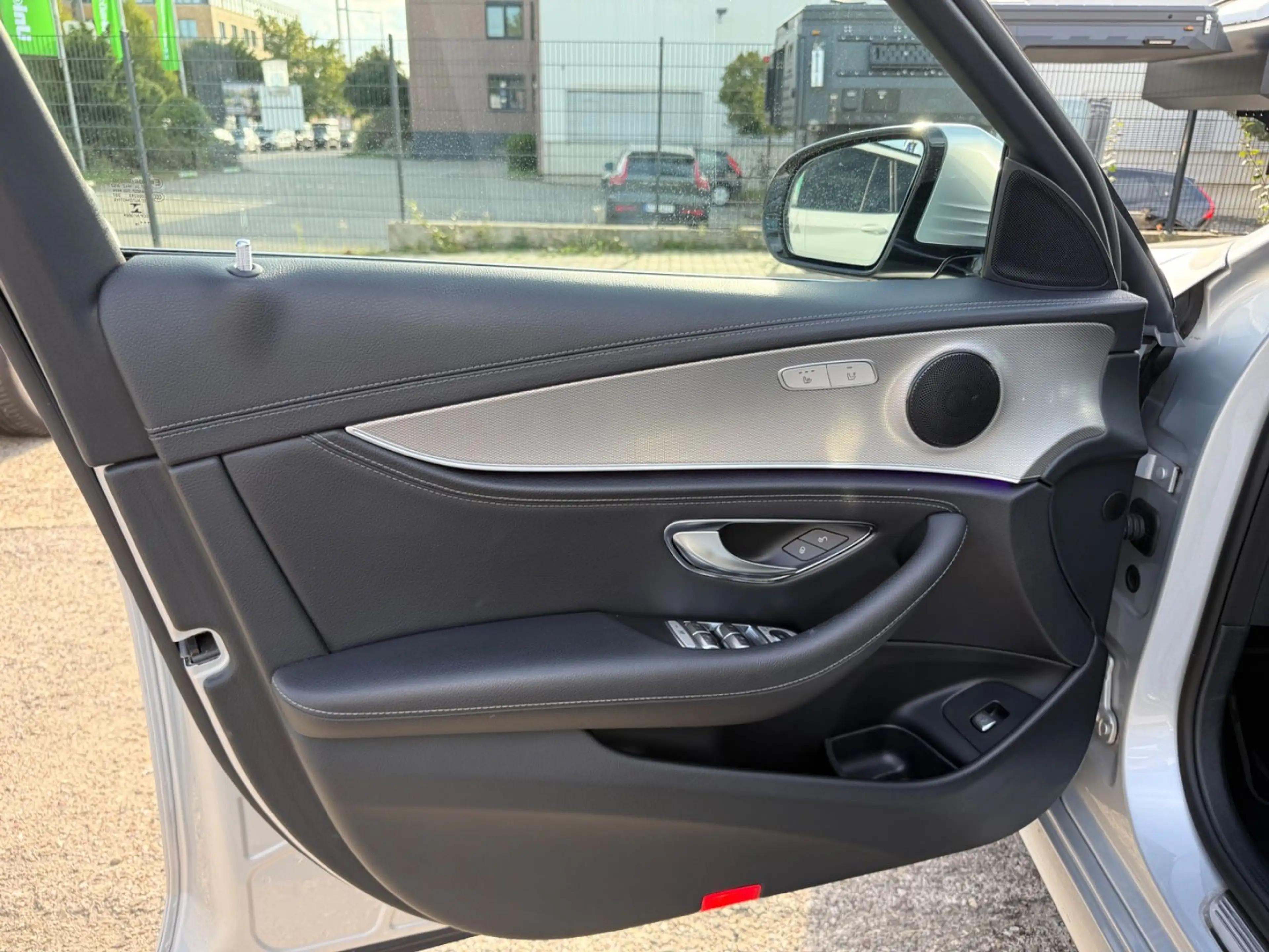 Mercedes-Benz E 200 d/AMG-Line/ACC/Ambiente/360°/KeyLess/LED — photo 12