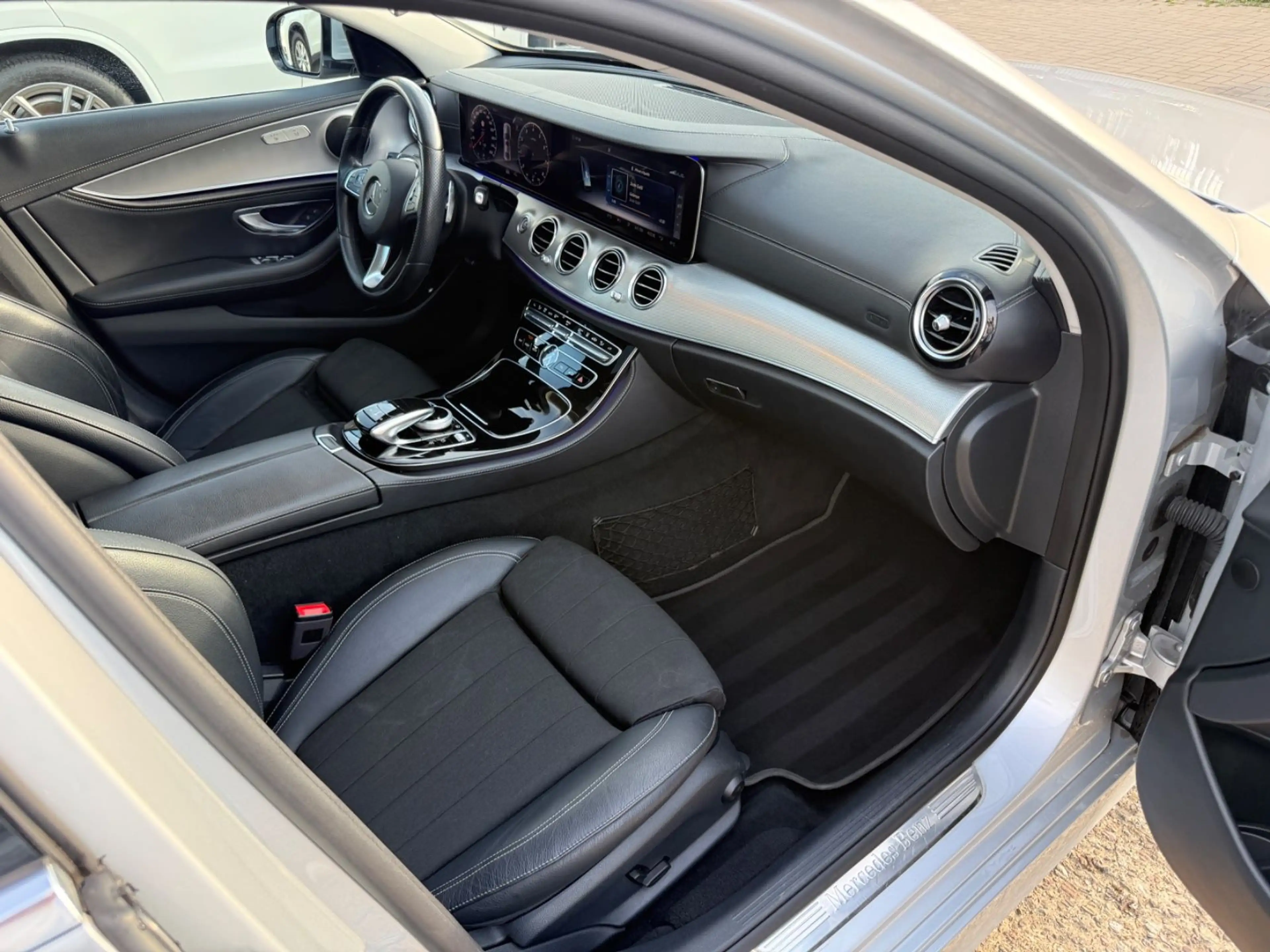 Mercedes-Benz E 200 d/AMG-Line/ACC/Ambiente/360°/KeyLess/LED — photo 21