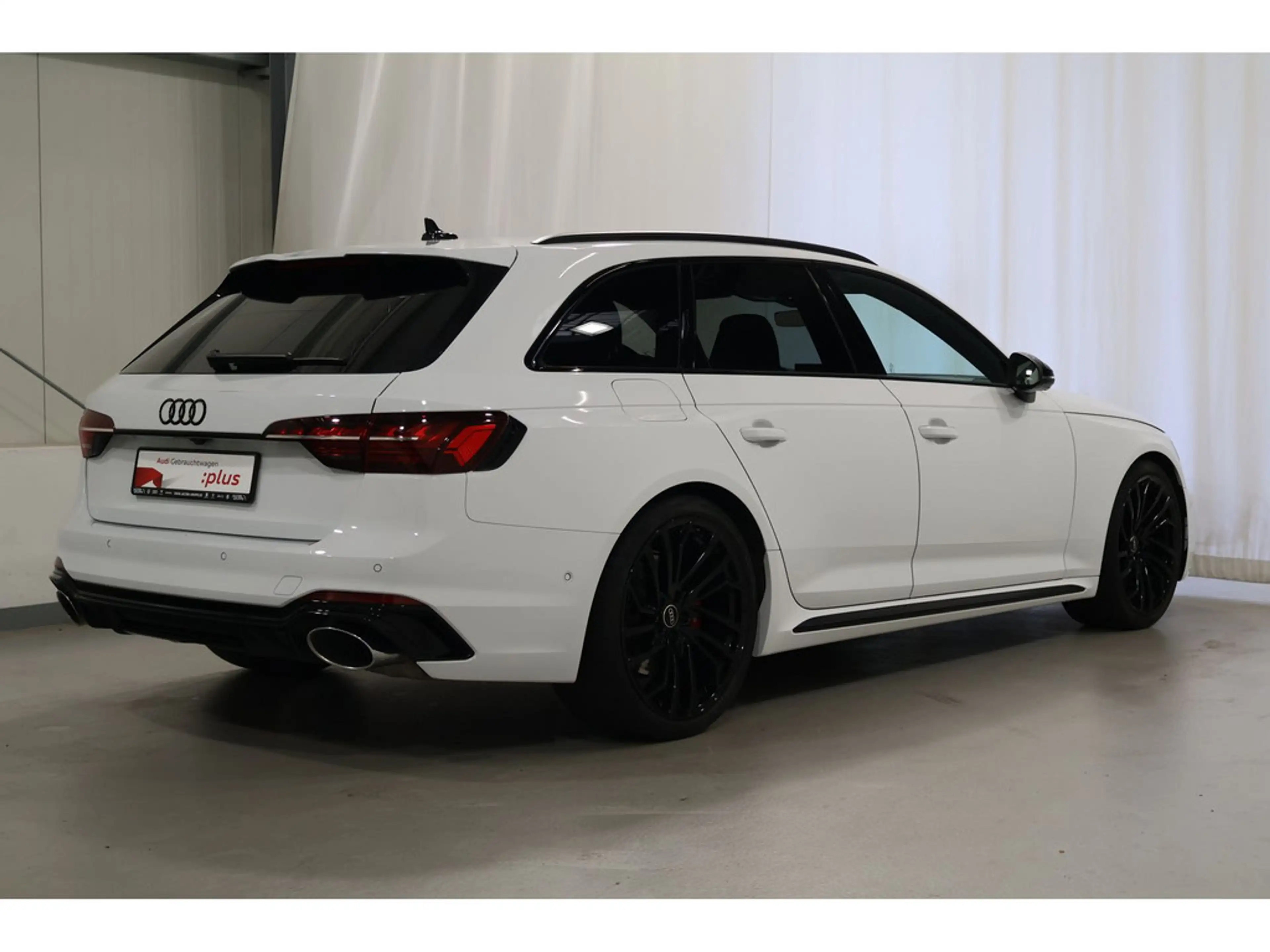 Audi RS4 — photo 4