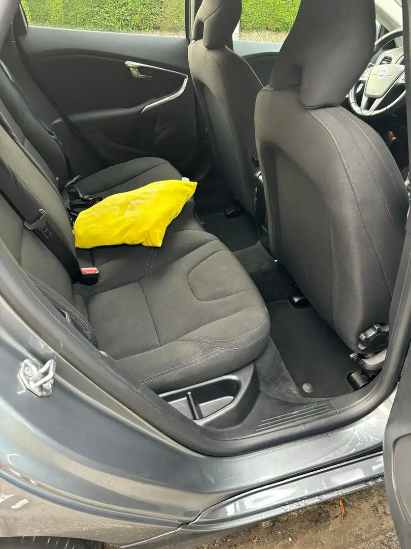 Volvo V40 You! Grau - 2