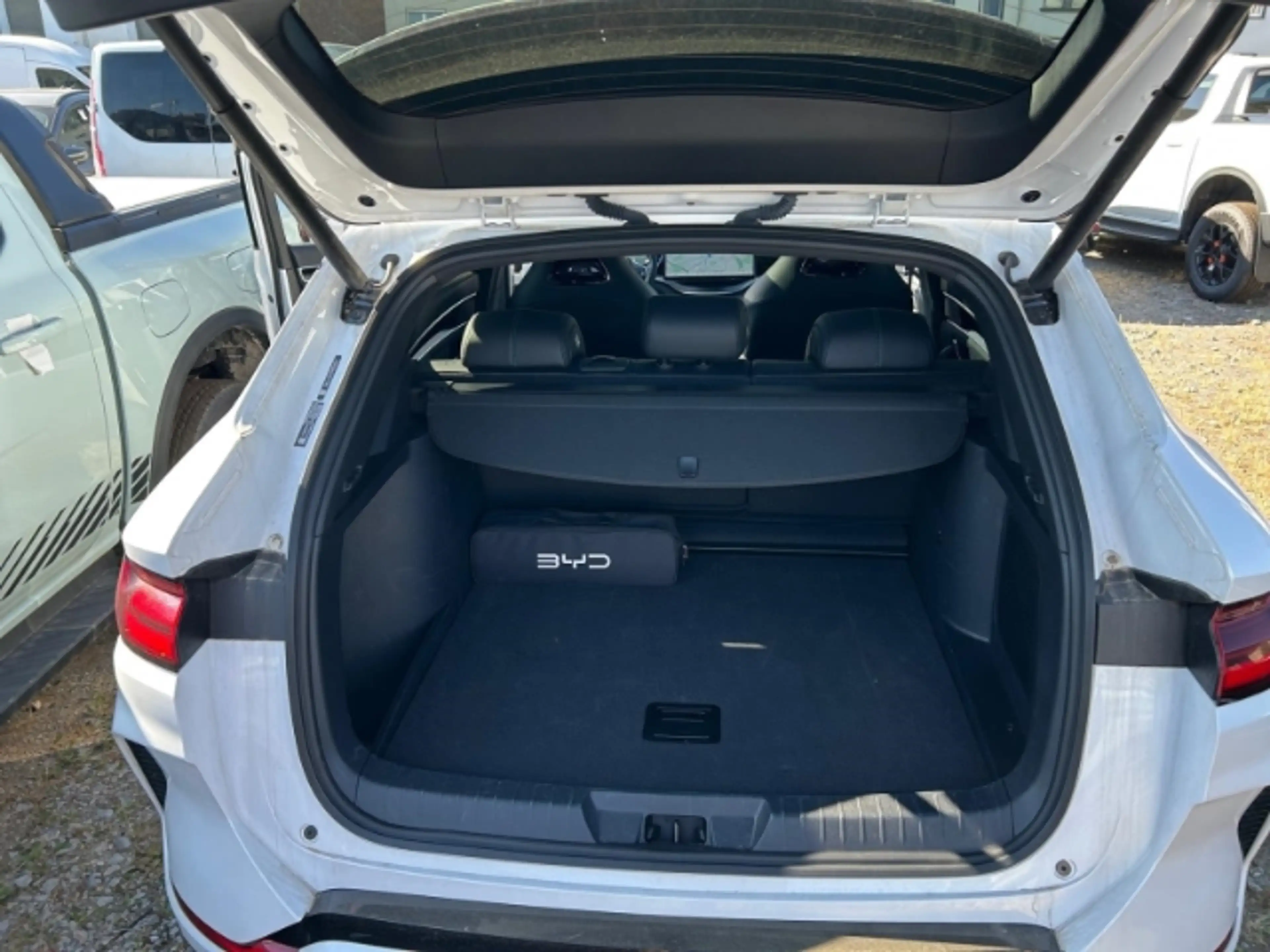 BYD Seal U Design AWD El. Panodach Navi Leder Digitales Cockp — photo 13