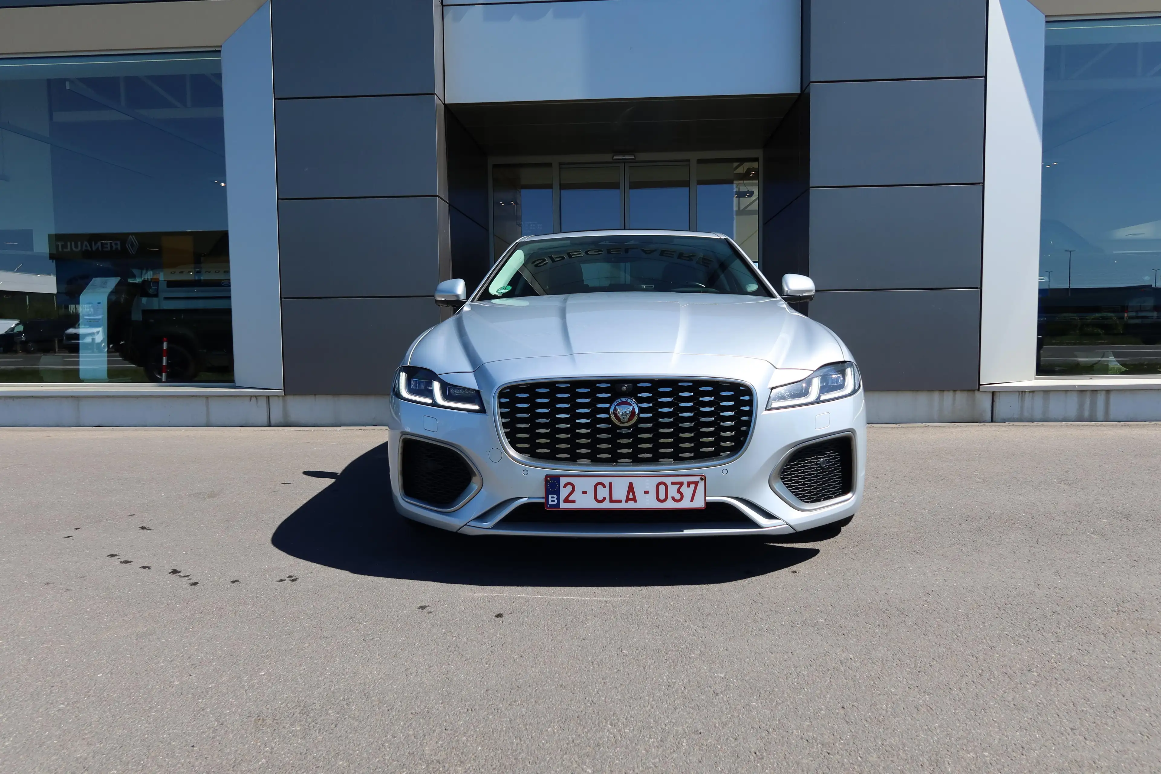 Jaguar XF P250 SE RWD — photo 2