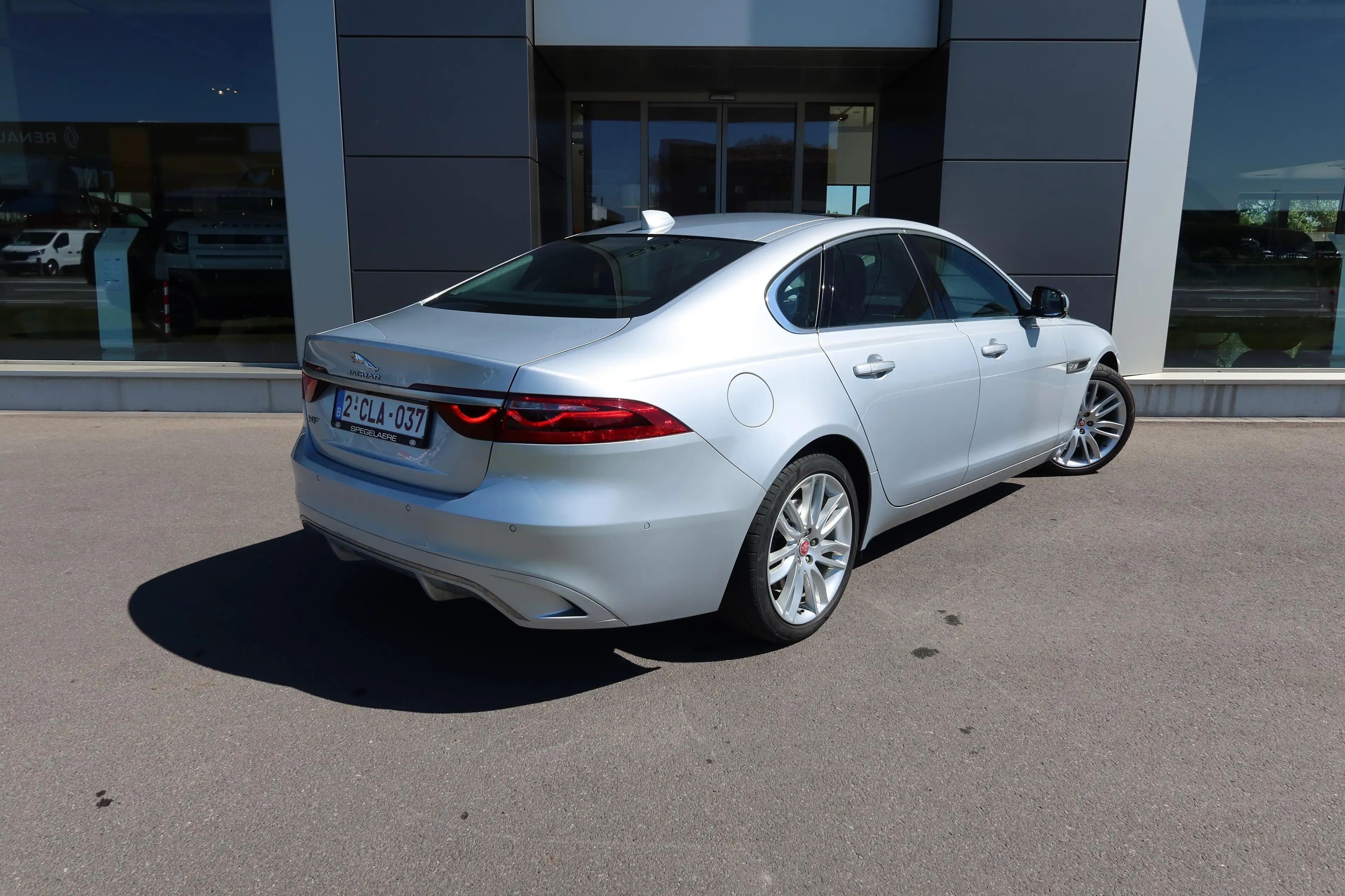 Jaguar XF P250 SE RWD — photo 5