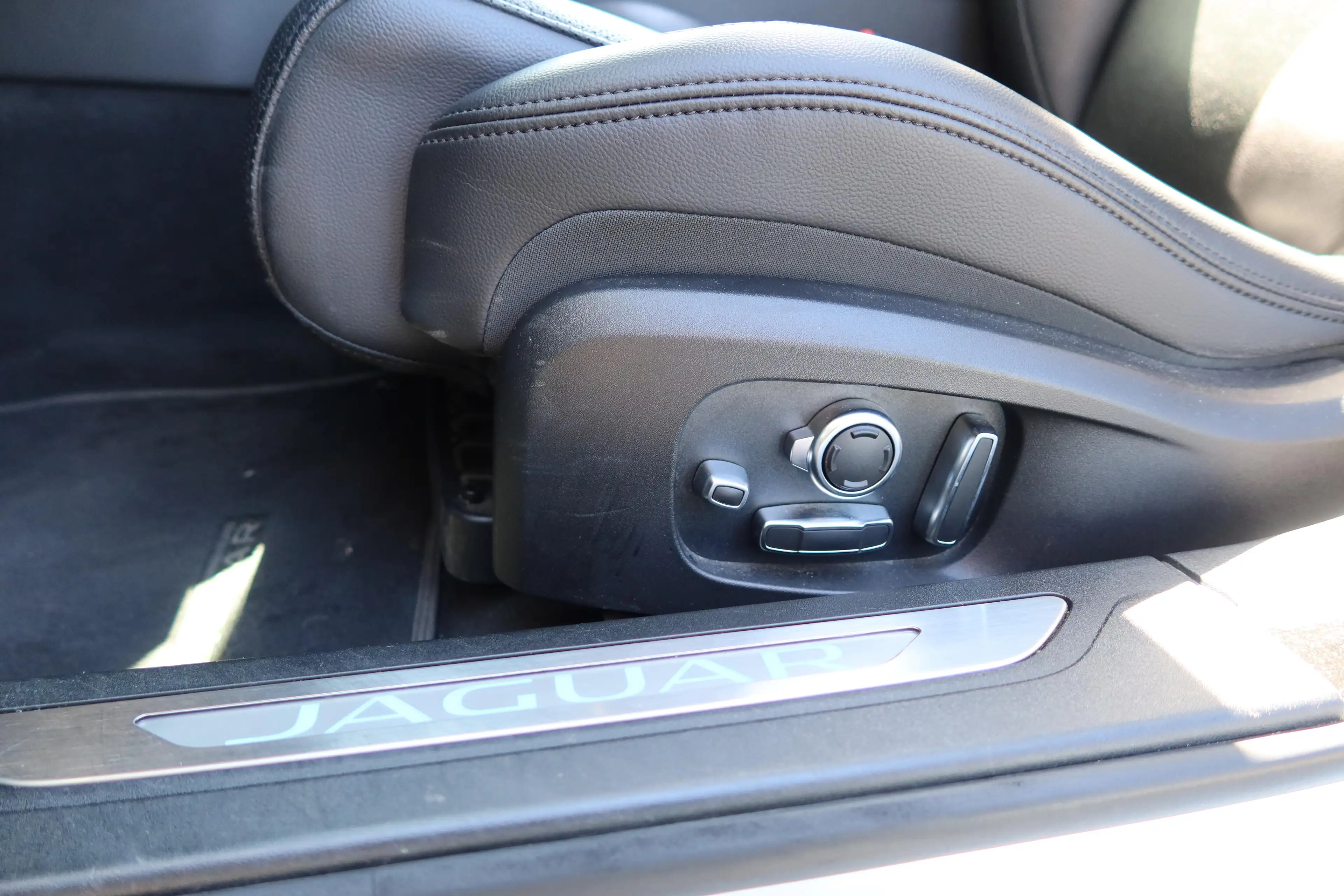 Jaguar XF P250 SE RWD — photo 9