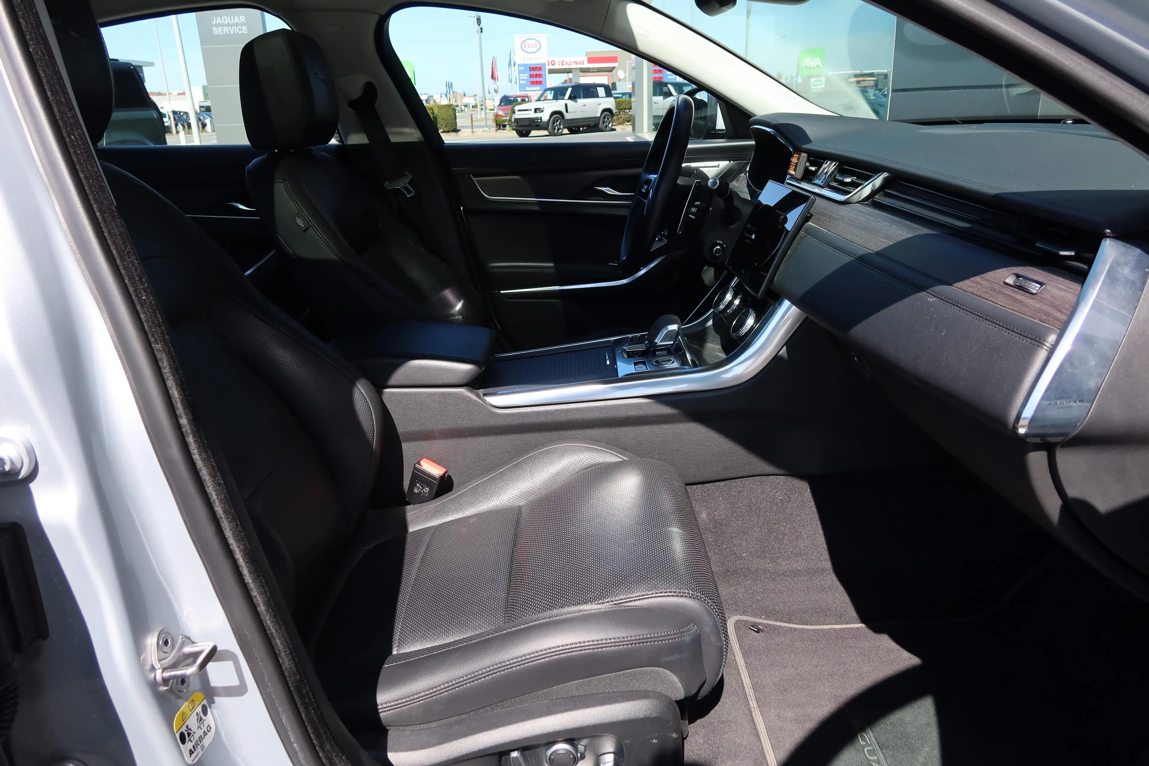 Jaguar XF P250 SE RWD — photo 7