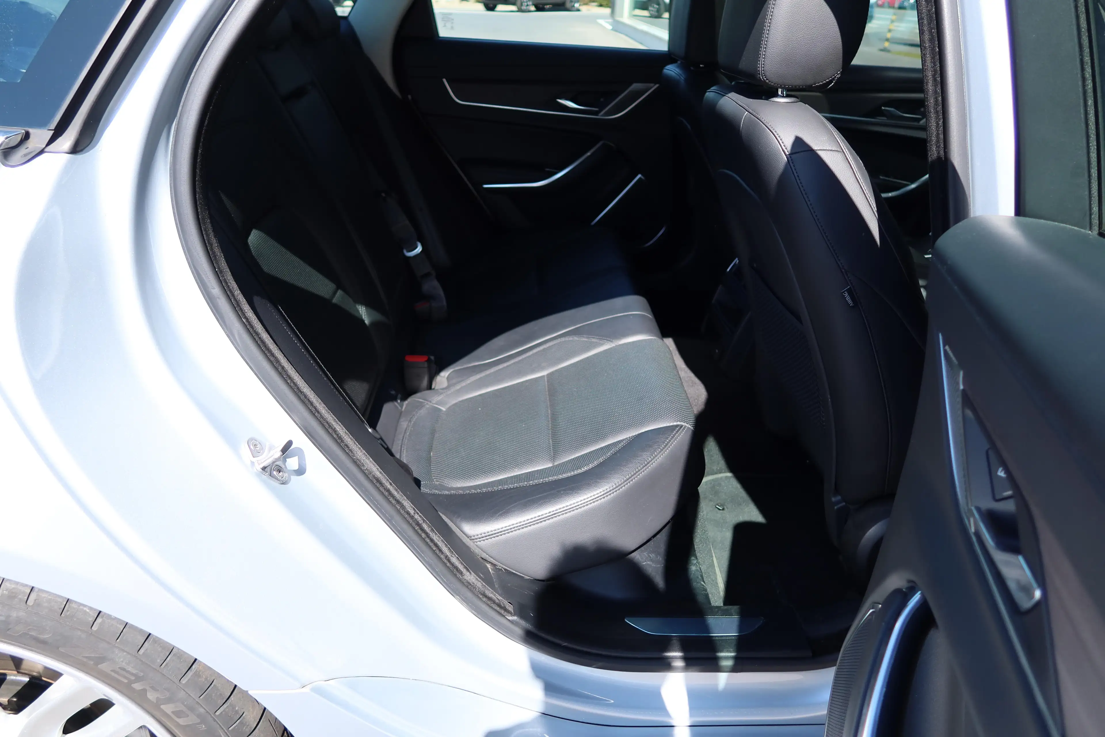 Jaguar XF P250 SE RWD — photo 8