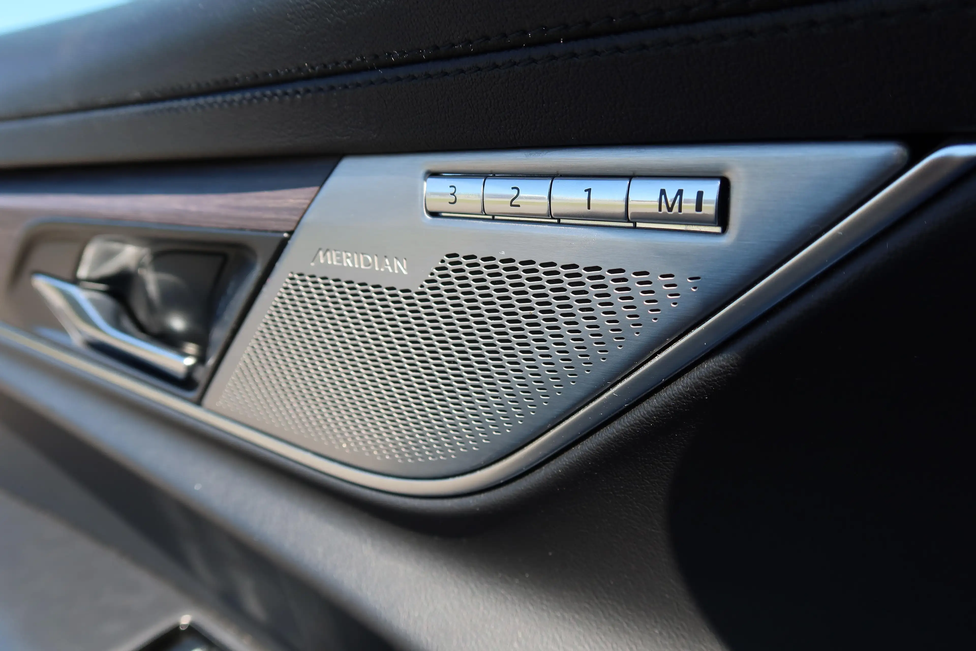 Jaguar XF P250 SE RWD — photo 10