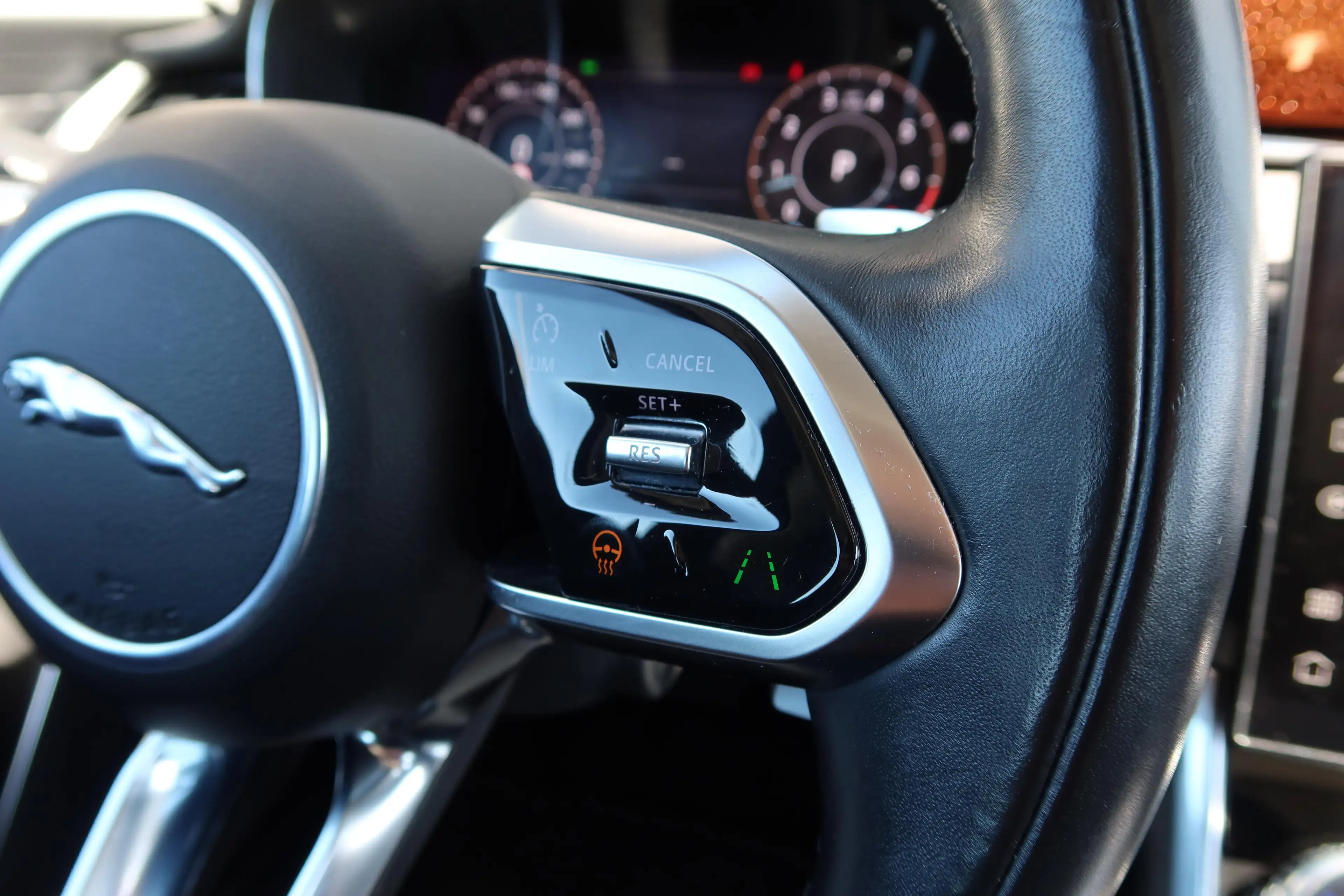 Jaguar XF P250 SE RWD — photo 13