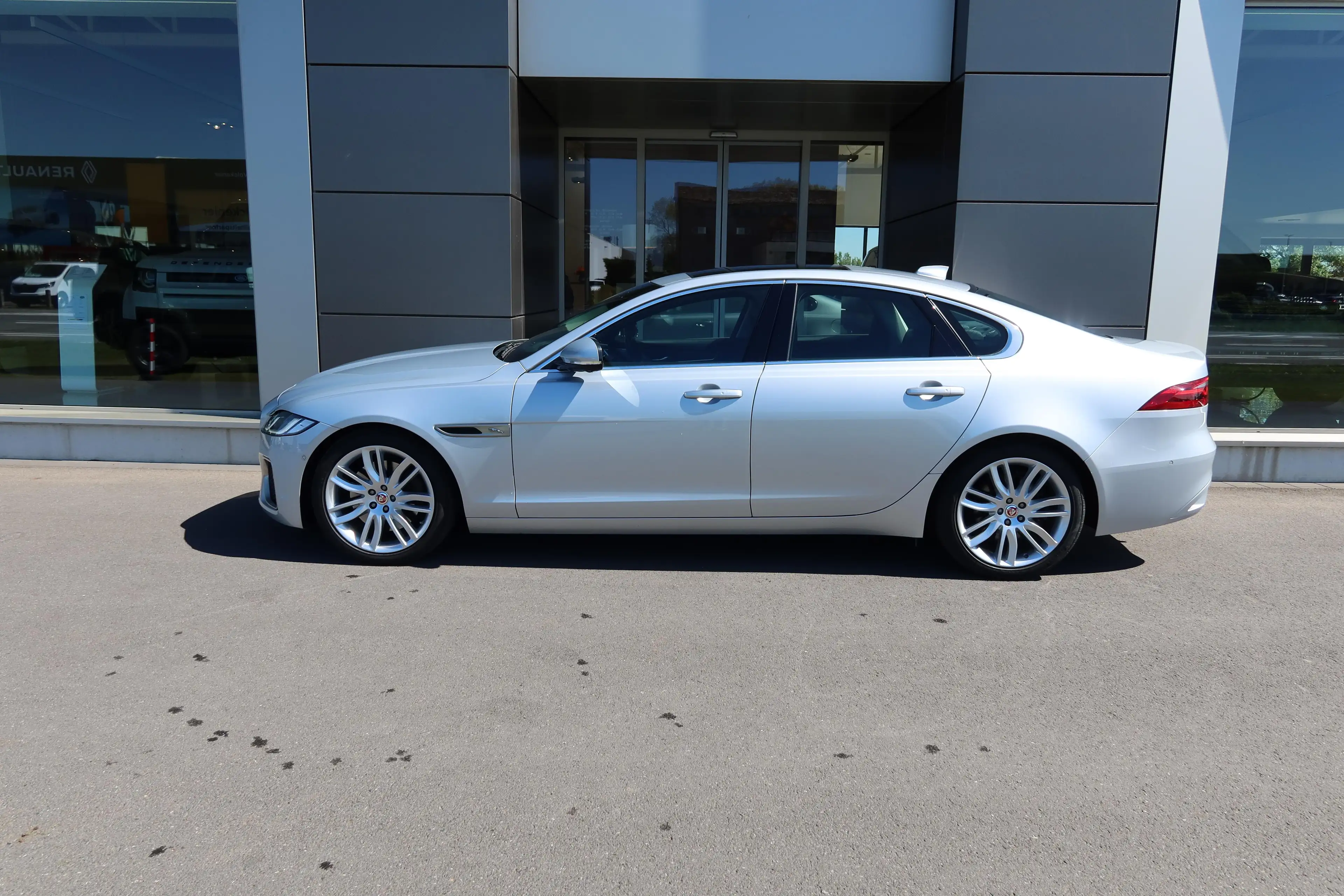 Jaguar XF P250 SE RWD — photo 3
